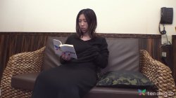 'Azusa Ono Is a Housewife Who Goes Behind Her Husbands Back to Be a Pornstar' screenshot nº 18