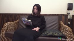'Azusa Ono Is a Housewife Who Goes Behind Her Husbands Back to Be a Pornstar' screenshot nº 20