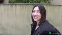 'Azusa Ono Is a Housewife Who Goes Behind Her Husbands Back to Be a Pornstar' screenshot nº 2