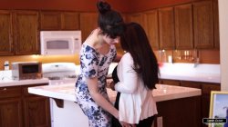 'Trans Girl Fucks MILF Realtor' screenshot nº 12