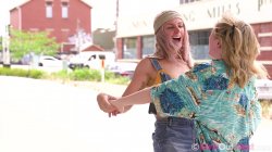 Captura de 'Audrey Quinn & Taylah Rose: Roller Skating' nº 7