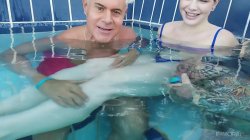 Captura de 'Fat Ass Redhead Freak Apra Shay Squirts After Spa Day' nº 13