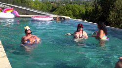 Captura de 'Plumper Pool Party' nº 5