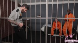 Captura de 'Conjugal Visit in Prison Turns Into Hot Wife Cucking' nº 5