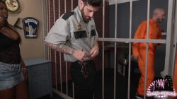 Captura de 'Conjugal Visit in Prison Turns Into Hot Wife Cucking' nº 7