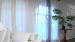 Captura de 'Fat Wife Fucks Two Black Dudes as Cuckold Watches' nº 6