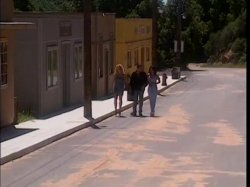Captura de 'Small Town Girl' nº 2