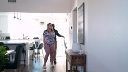 Captura de 'Big Tits Wife Hot Ass Hollywood Cuckolds With Big Dick Neighbor' nº 18
