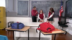 Captura de 'College Threesome Thrills' nº 37