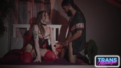 Captura de 'Lingerie Trans Kammy Sutra Takes BBC And Facial' nº 2