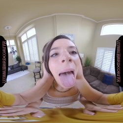 'Dharma Does Her First VR and Cums Over and Over' screenshot nº 13