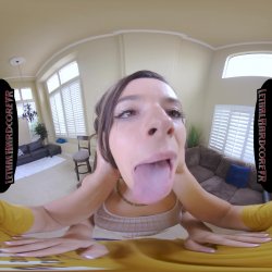 'Dharma Does Her First VR and Cums Over and Over' screenshot nº 14