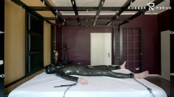 Captura de 'Heavy Rubber Dreams Restricted in Full Rubber Catsuit and Rubbers Finest Helmet' nº 13