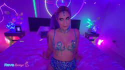 Captura de 'Dahlia Noire Leaves the Rave Behind for a Reckless Night of Neon Lust!' nº 11