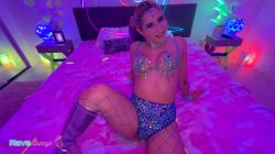 Captura de 'Dahlia Noire Leaves the Rave Behind for a Reckless Night of Neon Lust!' nº 13