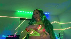 Captura de 'Neon Rave Tease As Armani Black Steals A Wild Backstage Moment!' nº 8