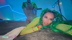 Captura de 'Neon Rave Tease As Armani Black Steals A Wild Backstage Moment!' nº 122