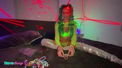 Captura de 'Neon Rave Tease As Armani Black Steals A Wild Backstage Moment!' nº 3