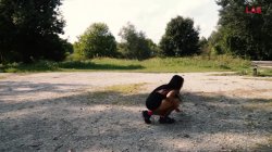 Captura de 'Footing Fucking a runner, with very hot brunette Bianka Blue and italian big dick Gothic' nº 8