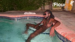 Captura de 'Miami Poolside Fucking by Amy Quinn and Prophet' nº 10
