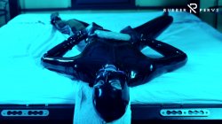 Captura de 'Tied Up Rubbergirl Fucking Herself' nº 11