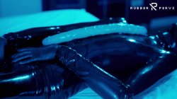 Captura de 'Tied Up Rubbergirl Fucking Herself' nº 16