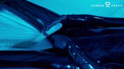 Captura de 'Tied Up Rubbergirl Fucking Herself' nº 28