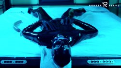 Captura de 'Tied Up Rubbergirl Fucking Herself' nº 5