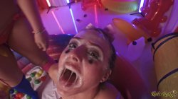 Captura de 'Clown Town Ep. 1 Anal Circus Threesome with Gia & Sophia' nº 24