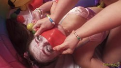 Captura de 'Clown Town Ep. 1 Anal Circus Threesome with Gia & Sophia' nº 3