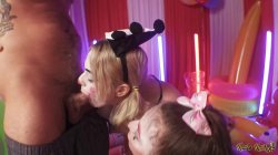 Captura de 'Clown Town Ep. 1 Anal Circus Threesome with Gia & Sophia' nº 32