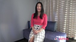 Captura de 'Japanese cutie strips slowly, gives a deep, sloppy blowjob, then moans loud as her tight pussy gets fucked hard' nº 9