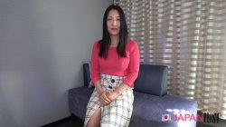 Captura de 'Japanese cutie strips slowly, gives a deep, sloppy blowjob, then moans loud as her tight pussy gets fucked hard' nº 10