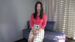 Captura de 'Japanese cutie strips slowly, gives a deep, sloppy blowjob, then moans loud as her tight pussy gets fucked hard' nº 11