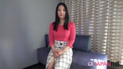 Captura de 'Japanese cutie strips slowly, gives a deep, sloppy blowjob, then moans loud as her tight pussy gets fucked hard' nº 12