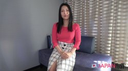 Captura de 'Japanese cutie strips slowly, gives a deep, sloppy blowjob, then moans loud as her tight pussy gets fucked hard' nº 13