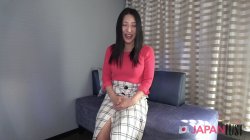 Captura de 'Japanese cutie strips slowly, gives a deep, sloppy blowjob, then moans loud as her tight pussy gets fucked hard' nº 18