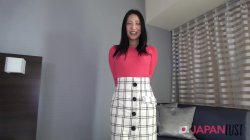 Captura de 'Japanese cutie strips slowly, gives a deep, sloppy blowjob, then moans loud as her tight pussy gets fucked hard' nº 19