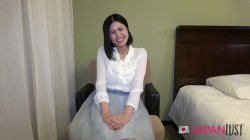 Captura de 'Hot Asian girl kneels for a deep blowjob, then spreads her legs wide and moans while getting pounded from behind' nº 1