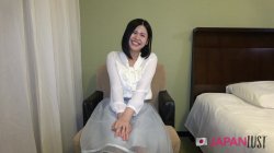 Captura de 'Hot Asian girl kneels for a deep blowjob, then spreads her legs wide and moans while getting pounded from behind' nº 15