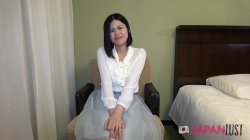 Captura de 'Hot Asian girl kneels for a deep blowjob, then spreads her legs wide and moans while getting pounded from behind' nº 17