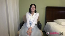 Captura de 'Hot Asian girl kneels for a deep blowjob, then spreads her legs wide and moans while getting pounded from behind' nº 18