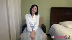Captura de 'Hot Asian girl kneels for a deep blowjob, then spreads her legs wide and moans while getting pounded from behind' nº 20