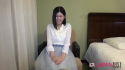 Captura de 'Hot Asian girl kneels for a deep blowjob, then spreads her legs wide and moans while getting pounded from behind' nº 2