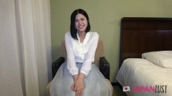 Captura de 'Hot Asian girl kneels for a deep blowjob, then spreads her legs wide and moans while getting pounded from behind' nº 21