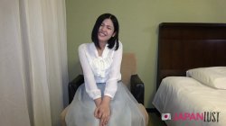 Captura de 'Hot Asian girl kneels for a deep blowjob, then spreads her legs wide and moans while getting pounded from behind' nº 24