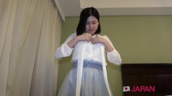 Captura de 'Hot Asian girl kneels for a deep blowjob, then spreads her legs wide and moans while getting pounded from behind' nº 27