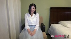 Captura de 'Hot Asian girl kneels for a deep blowjob, then spreads her legs wide and moans while getting pounded from behind' nº 3