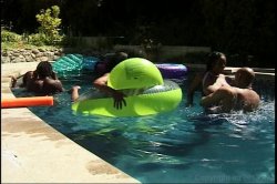 Captura de 'Anal Pool Party 4' nº 6